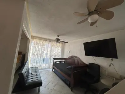 Una televisión o centro de entretenimiento en Suite Villas Palmas Diamante