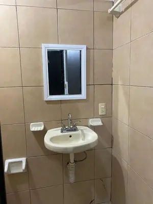 Un baño de Bungalow cielo azul