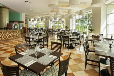 Un restaurante o sitio para comer en Grand Ocean Breeze Acapulco