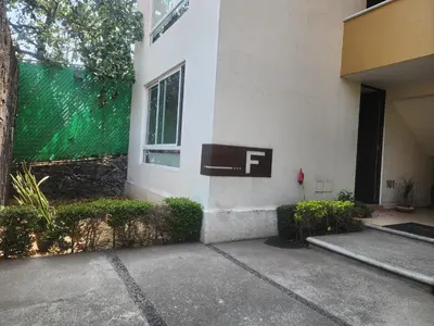 Edificio en el que se encuentra la habitación en casa particular