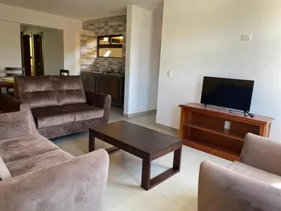 Una televisión o centro de entretenimiento en La Casa de los Abuelos