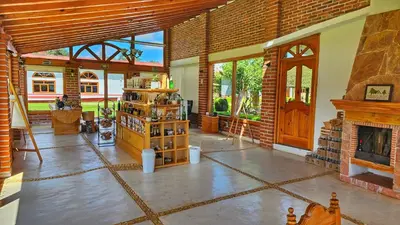 Un restaurante o sitio para comer en Cabañas en Zacatlán-Rancho el Mayab
