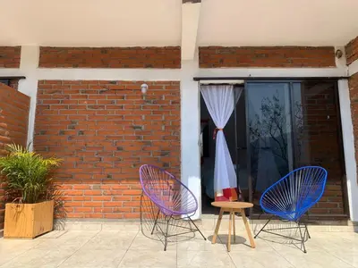 Un patio o zona al aire libre en La Casa de la Mujer Medicina