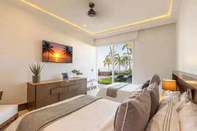 Cama o camas de una habitación en Exclusive Oceanfront Apartment Beach access