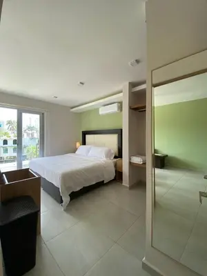 Cama o camas de una habitación en Family Vacations Incredible Beach and Pool