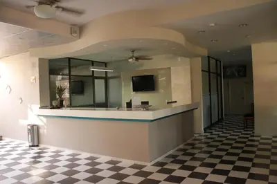 Una televisión o centro de entretenimiento en Hotel Montecarlo Jojutla