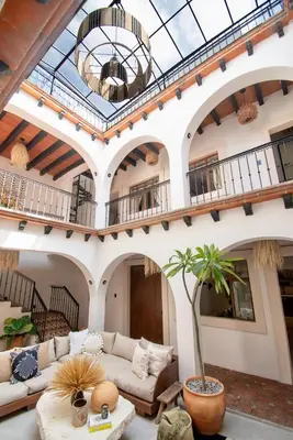 Zona de estar de Casa Uh Mook, Rooted design, sacred stay