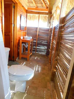 Un baño de Yuku Vii Cabañas, Cerro Hermoso, Oaxaca