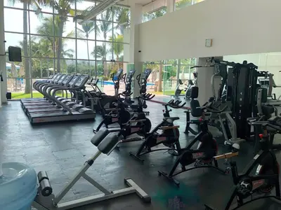 Gimnasio o instalaciones de fitness de Departamento Mayan Lakes T11 - Albercas, club de playa, tenis, pádel y más