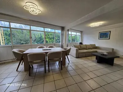 Zona de estar de Amplio apartamento sobre Avenida Viaducto