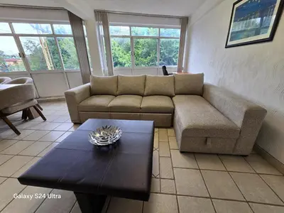 Zona de estar de Amplio apartamento sobre Avenida Viaducto