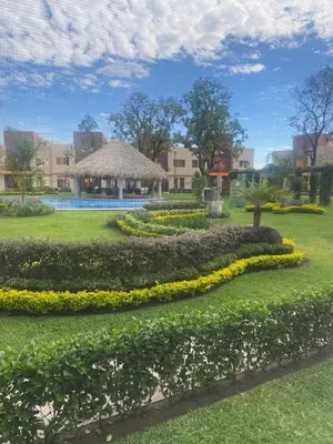 Jardín al aire libre en Casa con Alberca en condominio