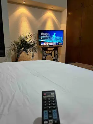 Una televisión o centro de entretenimiento en Octava de Orquídeas - Casa completa con estacionamiento y terraza