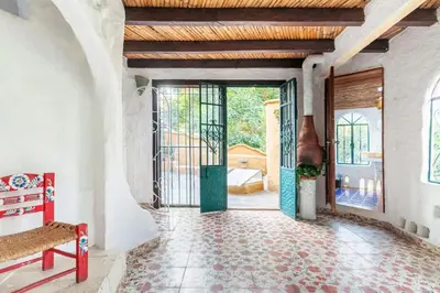 Zona de estar de Casa Gaudí en Tepoztlán