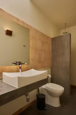 Un baño de Lar Syrah