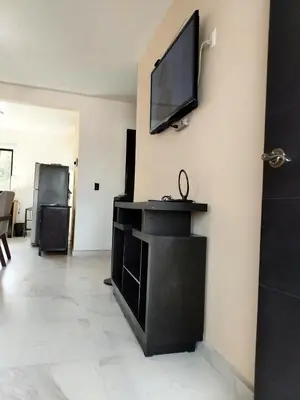 Una televisión o centro de entretenimiento en Spacious and private apartment