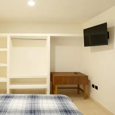 Una televisión o centro de entretenimiento en Nova Stay Puebla
