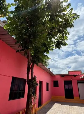 Edificio en el que se encuentra el hostal o pensión
