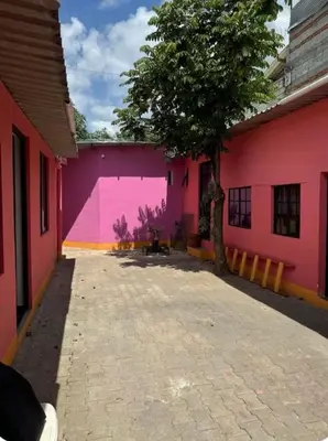 Edificio en el que se encuentra el hostal o pensión