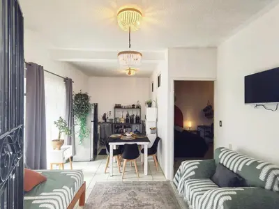 Una televisión o centro de entretenimiento en Casa completa en Jalatlaco con cocina equipada y parking hasta 7 huéspedes