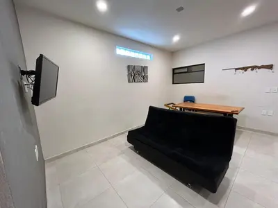 Una televisión o centro de entretenimiento en Departamentos frente a Chedraui