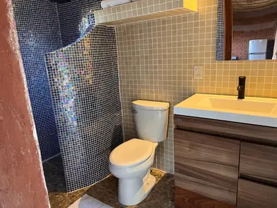 Un baño de Charming Ocean View Apartment, Casa Xochi