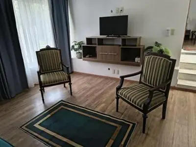 Una televisión o centro de entretenimiento en Casa Marcy, casa nueva con alberca y tres recamaras