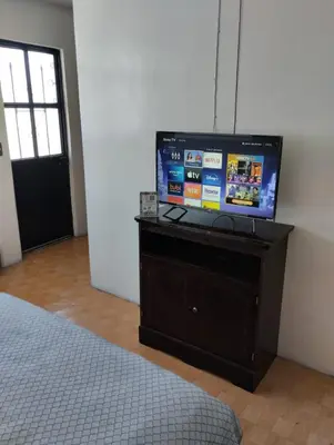 Una televisión o centro de entretenimiento en Alas Host