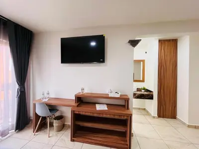 Una televisión o centro de entretenimiento en Quinta Candela Hotel