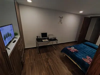 Una televisión o centro de entretenimiento en Hotel Origins