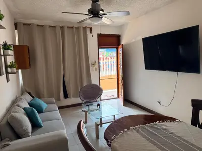 Una televisión o centro de entretenimiento en Departamento completo bien ubicado