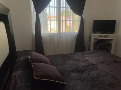 Una televisión o centro de entretenimiento en Gran casa de descanso