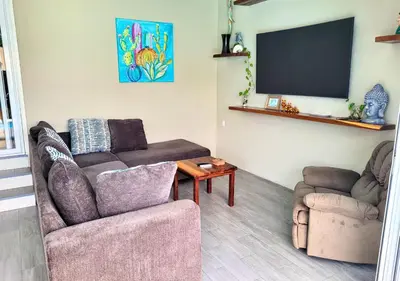 Zona de estar de Casa Cactus - Amplia Casa de 2-Habitaciones con Jardín y Alberca