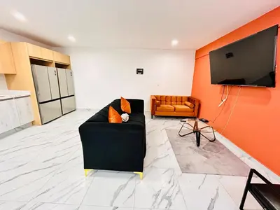 Una televisión o centro de entretenimiento en Spectacular Suite 2 Oasis Tlalpan - La Sandia