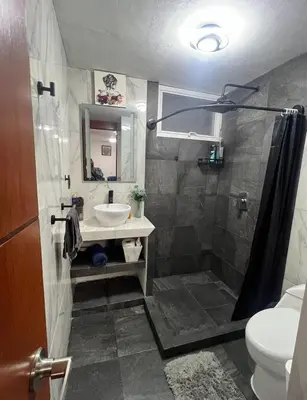 Un baño de Casa LEAM
