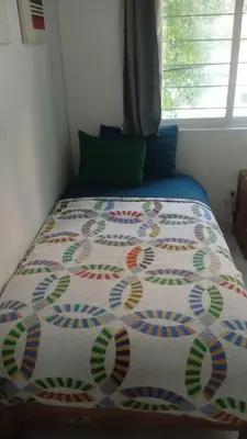 Cama o camas de una habitación en minidpto accesible para moverte a toda la ciudad