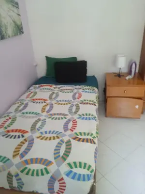 Cama o camas de una habitación en minidpto accesible para moverte a toda la ciudad