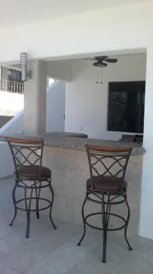 Una televisión o centro de entretenimiento en Villa Guitarron gran terraza vista espectacular 6 huespedes piscina gigante