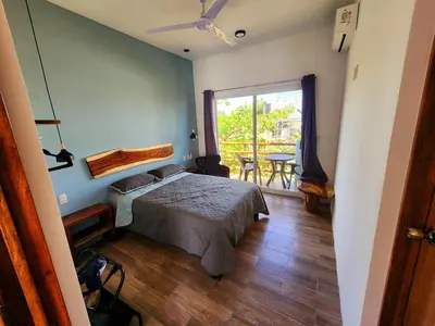 Cama o camas de una habitación en Cozy apartment 4 blocks from the beach