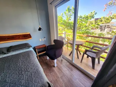 Un balcón o terraza de Cozy apartment 4 blocks from the beach