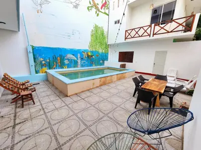 Piscina en o cerca de Cozy apartment 4 blocks from the beach