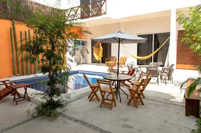Piscina en o cerca de CASA GUAJE 5min to Beach Bacocho and Coral 3Floor House 6 Bedrooms all with AC 8 beds up to 16 Guests Wifi starlink