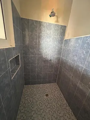 Un baño de CASA GUAJE 5min to Beach Bacocho and Coral 3Floor House 6 Bedrooms all with AC 8 beds up to 16 Guests Wifi starlink