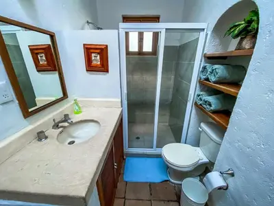 Un baño de Malinalco Country House with Pool and Paddle Court