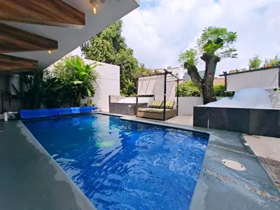 Piscina en o cerca de Loft lujo estilo y diseño, alberca, Cuernavaca somos los únicos en ofrecerte 2 jacuzzis tipo Spa con agua caliente y sistema de hidromasaje, alberca con calefacción ecológica, amplia cama de alberca, 3 pantallas, terraza privada con asador de carbon, WiFi