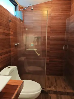 Un baño de Loft lujo estilo y diseño, alberca, Cuernavaca somos los únicos en ofrecerte 2 jacuzzis tipo Spa con agua caliente y sistema de hidromasaje, alberca con calefacción ecológica, amplia cama de alberca, 3 pantallas, terraza privada con asador de carbon, WiFi