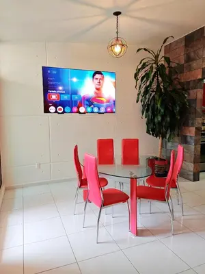 Una televisión o centro de entretenimiento en Loft lujo estilo y diseño, alberca, Cuernavaca somos los únicos en ofrecerte 2 jacuzzis tipo Spa con agua caliente y sistema de hidromasaje, alberca con calefacción ecológica, amplia cama de alberca, 3 pantallas, terraza privada con asador de carbon, WiFi