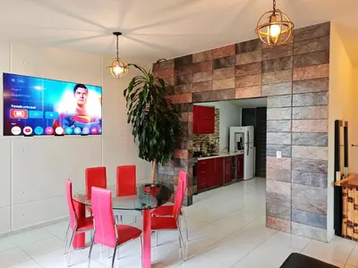 Una televisión o centro de entretenimiento en Loft lujo estilo y diseño, alberca, Cuernavaca somos los únicos en ofrecerte 2 jacuzzis tipo Spa con agua caliente y sistema de hidromasaje, alberca con calefacción ecológica, amplia cama de alberca, 3 pantallas, terraza privada con asador de carbon, WiFi