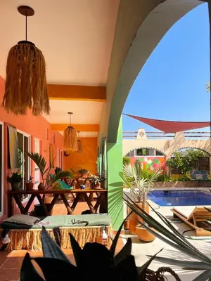 Un restaurante o sitio para comer en The Pineapple Mansion