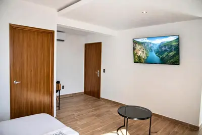 Una televisión o centro de entretenimiento en Hotel Vía Norte Inn - Nuevo - Estacionamiento gratis - Ubicación estratégica